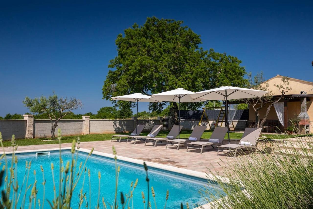 Activity Villa Gita With Pool And Grill In Tinjan Buitenkant foto