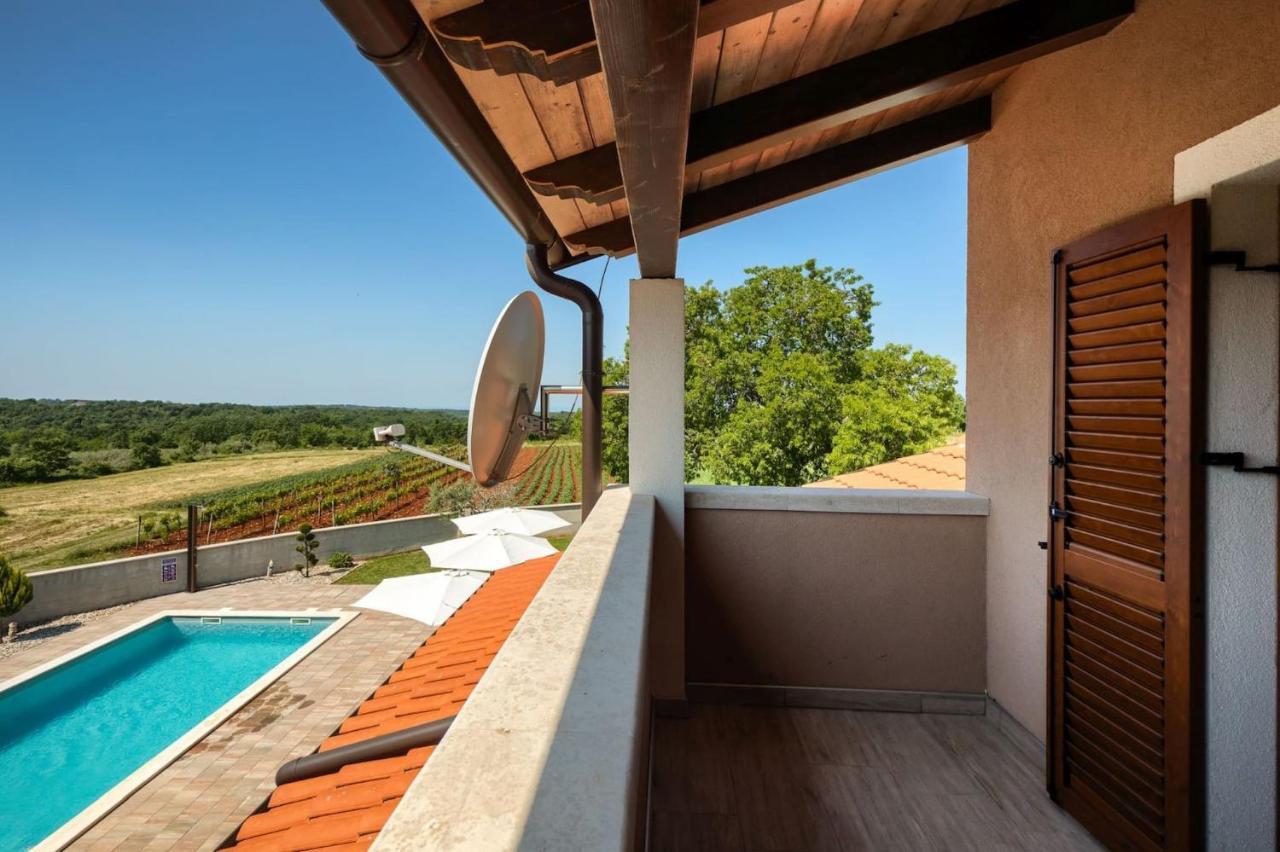Activity Villa Gita With Pool And Grill In Tinjan Buitenkant foto