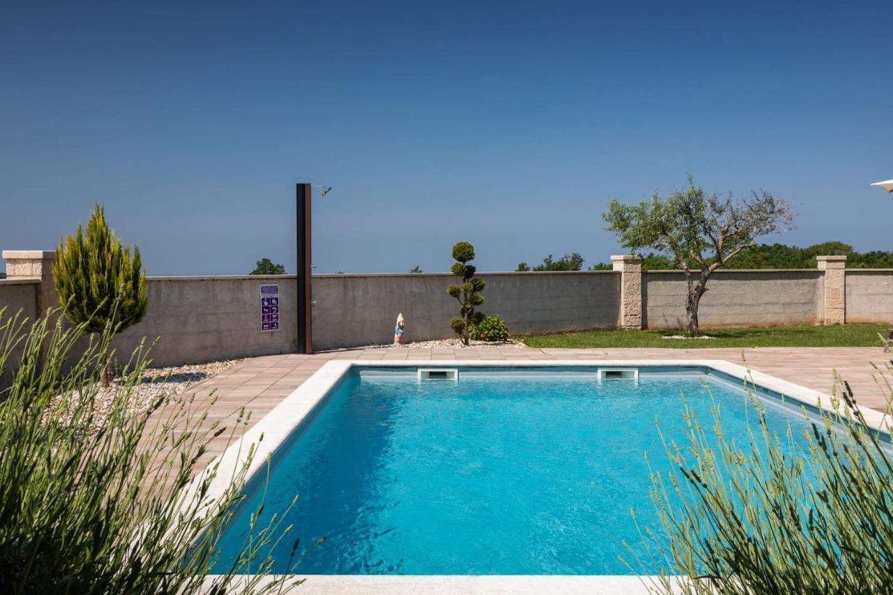 Activity Villa Gita With Pool And Grill In Tinjan Buitenkant foto
