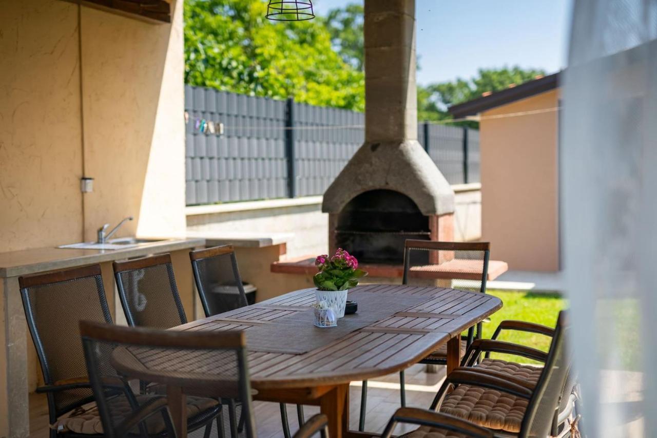 Activity Villa Gita With Pool And Grill In Tinjan Buitenkant foto