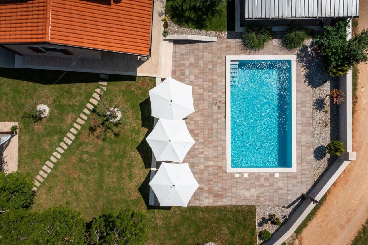 Activity Villa Gita With Pool And Grill In Tinjan Buitenkant foto