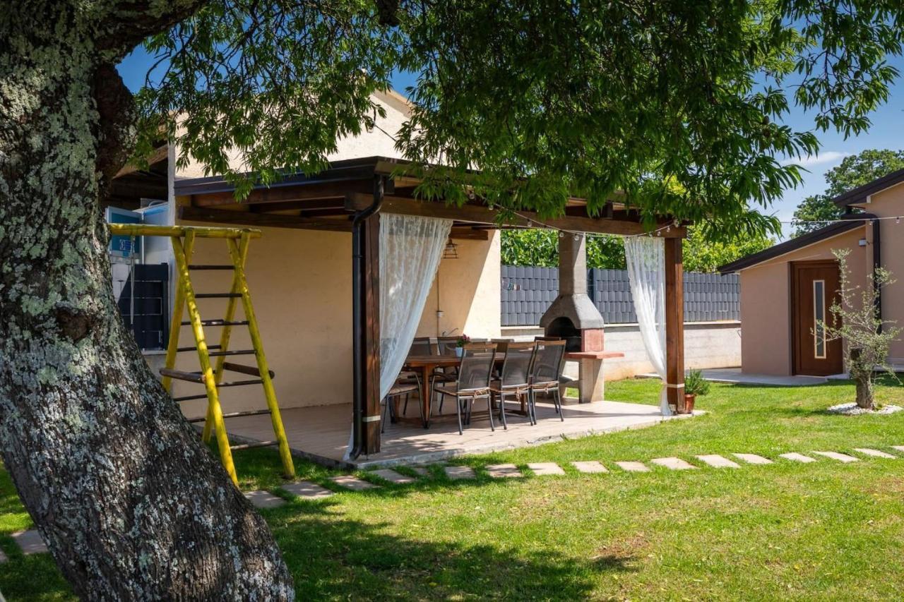 Activity Villa Gita With Pool And Grill In Tinjan Buitenkant foto