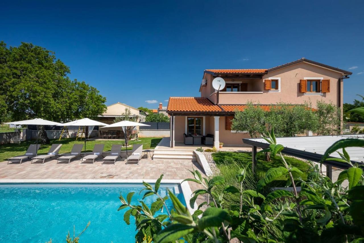 Activity Villa Gita With Pool And Grill In Tinjan Buitenkant foto