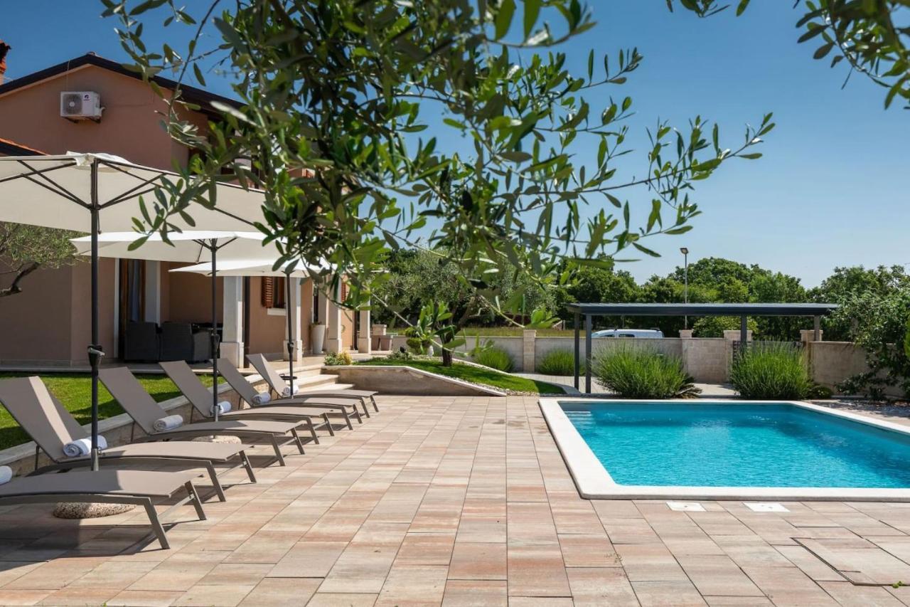 Activity Villa Gita With Pool And Grill In Tinjan Buitenkant foto