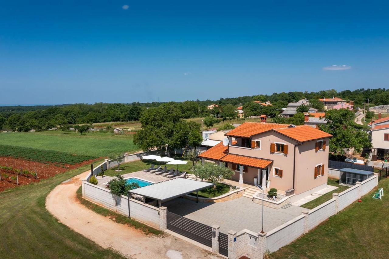 Activity Villa Gita With Pool And Grill In Tinjan Buitenkant foto